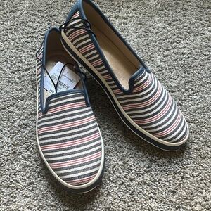 ST.JOHNS BAY women’s slip on shoes,‎ NWT, navy red multi. Size 8.5